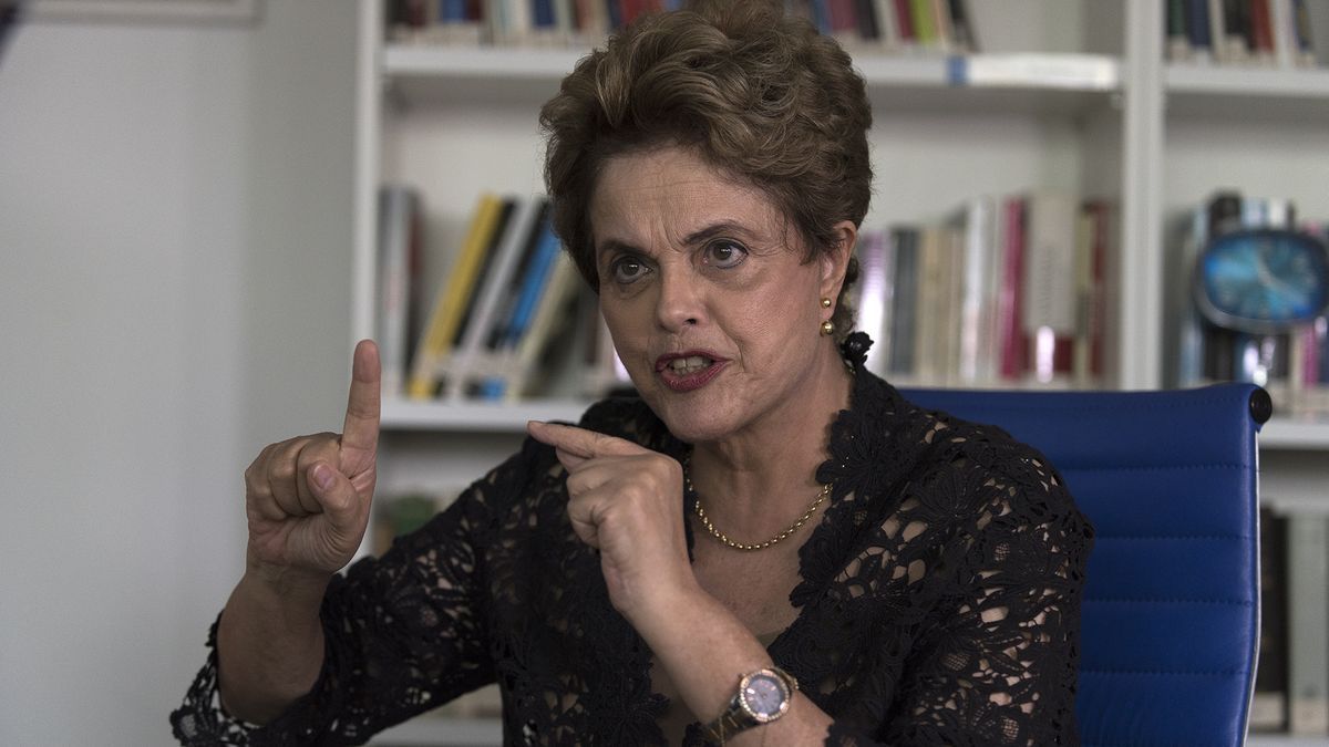 "Quando a ex-presidenta Dilma Rousseff anunciou o aumento do preço dos combustíveis no primeiro semestre de 2015, os "protestos" foram muito mais intensos e violentos. O ápice foi quando, há exatamente dois anos, em julho, virou moda entre motoristas anti-Dilma colarem na entrada do tanque de combustível de seus carros adesivos que retratavam a ex-presidenta de pernas abertas, para que, quando ocorresse o abastecimento, passasse a sensação de que a bomba de gasolina está penetrando sexualmente a figura falsa da presidenta, em uma clara apologia ao estupro. À época, o 'protesto' foi tido como misógino, machista e um dos ataques mais baixos já feitos a uma chefe de Estado. Dilma foi à Justiça e o adesivo foi retirado de circulação", diz publicação da Revista Forum (Foto: Romulo Faro) "Quando a ex-presidenta Dilma Rousseff anunciou o aumento do preço dos combustíveis no primeiro semestre de 2015, os "protestos" foram muito mais intensos e violentos. O ápice foi quando, há exatamente dois anos, em julho, virou moda entre motoristas anti-Dilma colarem na entrada do tanque de combustível de seus carros adesivos que retratavam a ex-presidenta de pernas abertas, para que, quando ocorresse o abastecimento, passasse a sensação de que a bomba de gasolina está penetrando sexualmente a figura falsa da presidenta, em uma clara apologia ao estupro. À época, o 'protesto' foi tido como misógino, machista e um dos ataques mais baixos já feitos a uma chefe de Estado. Dilma foi à Justiça e o adesivo foi retirado de circulação", diz publicação da Revista Forum