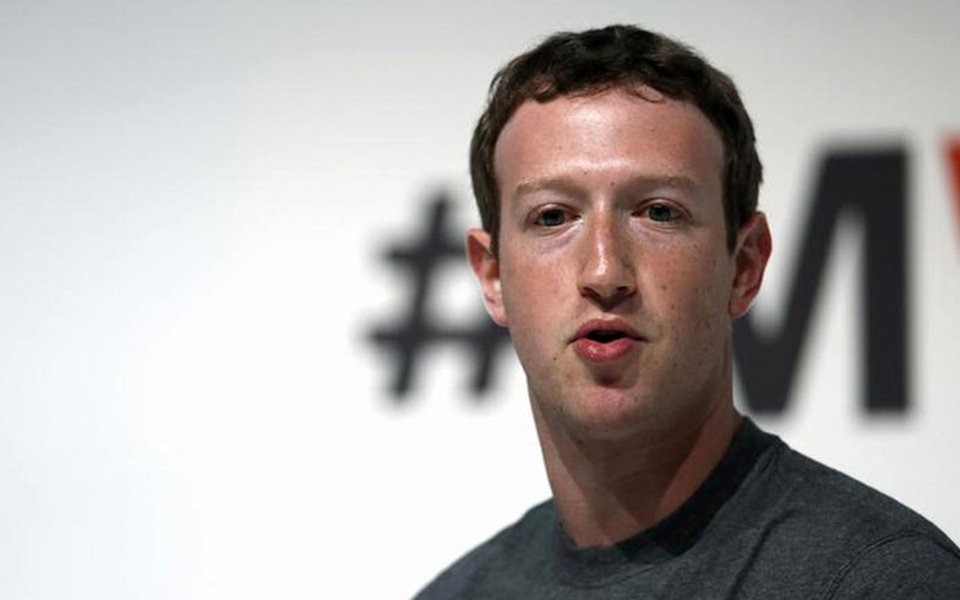 Discurso do fundador do Facebook, Mark Zuckerberg, a formandos da universidade de Harvard deste ano foi marcado pela defesa da renda mínima pelos Estados a seus cidadãos; "Chegou a hora de nossa geração definir um novo contrato social. Deveríamos explorar ideias como a da renda básica universal para garantir que todos tenham segurança para testar novas ideias", disse Zuckerberg; proposta semelhante, intitulada de 'Renda Básica da Cidadania foi feita feita pelo ex-senador Eduardo Suplicy (PT) em 2004; projeto, porém, nunca foi regulamentado pelo Congresso (Foto: Paulo Emílio) Discurso do fundador do Facebook, Mark Zuckerberg, a formandos da universidade de Harvard deste ano foi marcado pela defesa da renda mínima pelos Estados a seus cidadãos; "Chegou a hora de nossa geração definir um novo contrato social. Deveríamos explorar ideias como a da renda básica universal para garantir que todos tenham segurança para testar novas ideias", disse Zuckerberg; proposta semelhante, intitulada de 'Renda Básica da Cidadania foi feita feita pelo ex-senador Eduardo Suplicy (PT) em 2004; projeto, porém, nunca foi regulamentado pelo Congresso