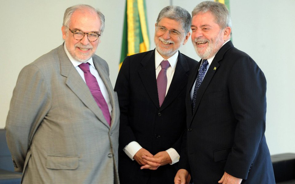 "Lula é o líder mais popular de nossa história, reconhecido nos quatro cantos do planeta. Isso decorre não só das transformações sociais promovidas em seus mandatos, que privilegiaram os mais pobres, mas também da mudança de comportamento nas relações externas, com o estabelecimento de uma política altiva e ativa. Em seu governo, nossos representantes deixaram de tirar os sapatos na fila dos aeroportos e passaram a ser tratados com respeito nas discussões travadas em todos os organismos internacionais, desde a ONU até a Organização Mundial do Comércio. Ao lado do chanceler Celso Amorim, outra grande figura de nosso tempo, Marco Aurélio teve papel fundamental nessa mudança de paradigma", diz a senadora Gleisi Hoffmann (PT-PR) (Foto: Gleisi Hoffmann) "Lula é o líder mais popular de nossa história, reconhecido nos quatro cantos do planeta. Isso decorre não só das transformações sociais promovidas em seus mandatos, que privilegiaram os mais pobres, mas também da mudança de comportamento nas relações externas, com o estabelecimento de uma política altiva e ativa. Em seu governo, nossos representantes deixaram de tirar os sapatos na fila dos aeroportos e passaram a ser tratados com respeito nas discussões travadas em todos os organismos internacionais, desde a ONU até a Organização Mundial do Comércio. Ao lado do chanceler Celso Amorim, outra grande figura de nosso tempo, Marco Aurélio teve papel fundamental nessa mudança de paradigma", diz a senadora Gleisi Hoffmann (PT-PR)