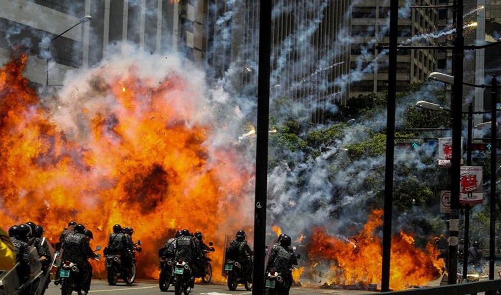 População venezuelana vota para eleger 545 membros da Assembleia Constituinte neste domingo (30); manifestantes contra o governo do presidente Nicolás Maduro e militares entraram em confronto na capital Caracas; explosão de uma bomba deixou ao menos quatro soldados feridos, segundo a agência de notícias France Presse, e um policial se feriu após a explosão de três motos da polícia, de acordo com a EFE (Foto: Aquiles Lins) População venezuelana vota para eleger 545 membros da Assembleia Constituinte neste domingo (30); manifestantes contra o governo do presidente Nicolás Maduro e militares entraram em confronto na capital Caracas; explosão de uma bomba deixou ao menos quatro soldados feridos, segundo a agência de notícias France Presse, e um policial se feriu após a explosão de três motos da polícia, de acordo com a EFE