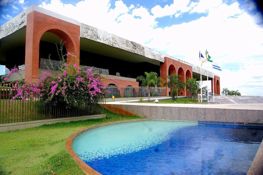 O governo do Tocantins avalia que se um grupo de bancos, dentre eles o BNDES, liberar os R$ 3,5 bilhões para o Rio pagar os salários atrasados dos servidores estará abrindo uma brecha para que outros também possam ser contemplados com medidas dessa natureza e, como consequência, o estado encontraria a solução para ter o dinheiro necessário com o objetivo de indenizar os servidores que aderirem ao Plano de Demissão Voluntária (PDV) estadual (Foto: Leonardo Lucena) O governo do Tocantins avalia que se um grupo de bancos, dentre eles o BNDES, liberar os R$ 3,5 bilhões para o Rio pagar os salários atrasados dos servidores estará abrindo uma brecha para que outros também possam ser contemplados com medidas dessa natureza e, como consequência, o estado encontraria a solução para ter o dinheiro necessário com o objetivo de indenizar os servidores que aderirem ao Plano de Demissão Voluntária (PDV) estadual