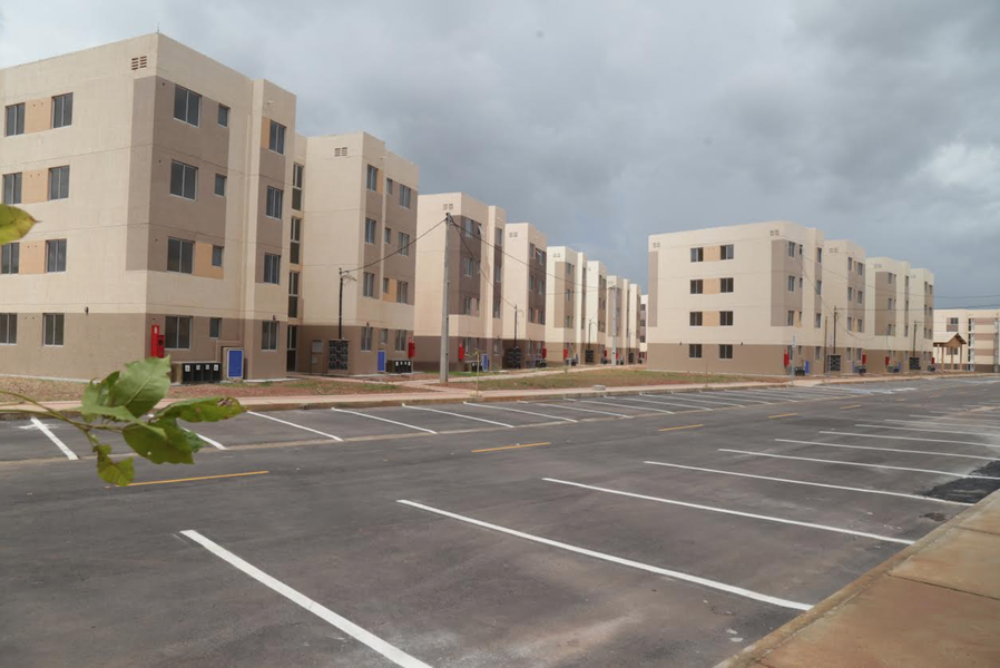 Inaugurado pelo secretário das Cidades do Estado, Jesualdo Farias, na tarde desta terça-feira (21), o empreendimento possui 144 unidades distribuídas em nove blocos (Riacho Verde I) e 128 apartamentos espalhados em oito blocos (Riacho Verde II). "Um dos principais objetivos da urbanização do Maranguapinho é retirar essas famílias da área de risco. Portanto, configura-se, aqui, um dos dos momentos mais importantes do projeto: tirar as famílias dessas áreas e alocá-las em residenciais adequados, pra que elas tenham uma vida digna", reconhece o gestor (Foto: Rodrigo Rocha) Inaugurado pelo secretário das Cidades do Estado, Jesualdo Farias, na tarde desta terça-feira (21), o empreendimento possui 144 unidades distribuídas em nove blocos (Riacho Verde I) e 128 apartamentos espalhados em oito blocos (Riacho Verde II). "Um dos principais objetivos da urbanização do Maranguapinho é retirar essas famílias da área de risco. Portanto, configura-se, aqui, um dos dos momentos mais importantes do projeto: tirar as famílias dessas áreas e alocá-las em residenciais adequados, pra que elas tenham uma vida digna", reconhece o gestor