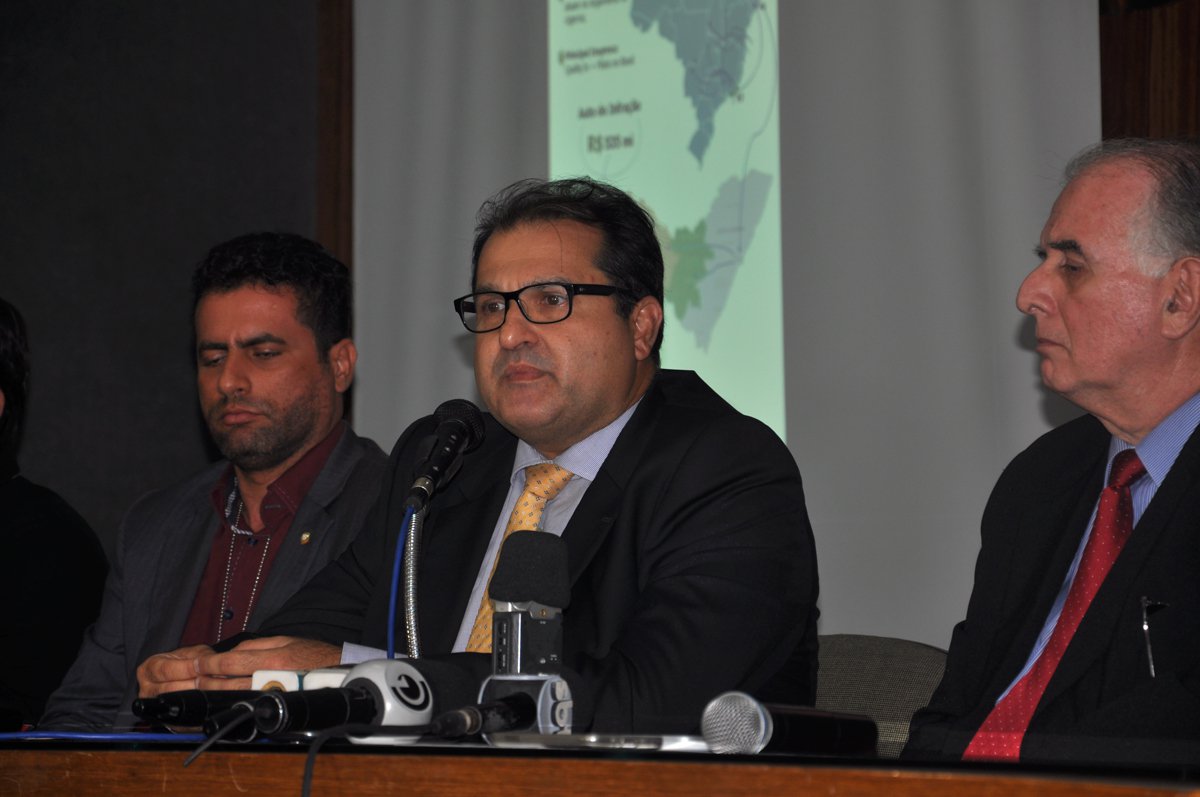 A equipe econômica do governo de Alagoas estuda a edição de um decreto que assegure às empresas afetadas pelas chuvas o perdão do Imposto de Circulação de Mercadoria e Serviços (ICMS); decreto deve ser apresentado ao Conselho Nacional de Política Fazendária (Confaz) de forma conjunta pelos governos de Alagoas e de Pernambuco, onde se registram mais de 30 mil desabrigados e desalojados; o secretário da Fazenda de Alagoas, George Santoro, já foi até o Recife apresentar a proposta aos integrantes do governo de Pernambuco (Foto: Voney Malta) A equipe econômica do governo de Alagoas estuda a edição de um decreto que assegure às empresas afetadas pelas chuvas o perdão do Imposto de Circulação de Mercadoria e Serviços (ICMS); decreto deve ser apresentado ao Conselho Nacional de Política Fazendária (Confaz) de forma conjunta pelos governos de Alagoas e de Pernambuco, onde se registram mais de 30 mil desabrigados e desalojados; o secretário da Fazenda de Alagoas, George Santoro, já foi até o Recife apresentar a proposta aos integrantes do governo de Pernambuco