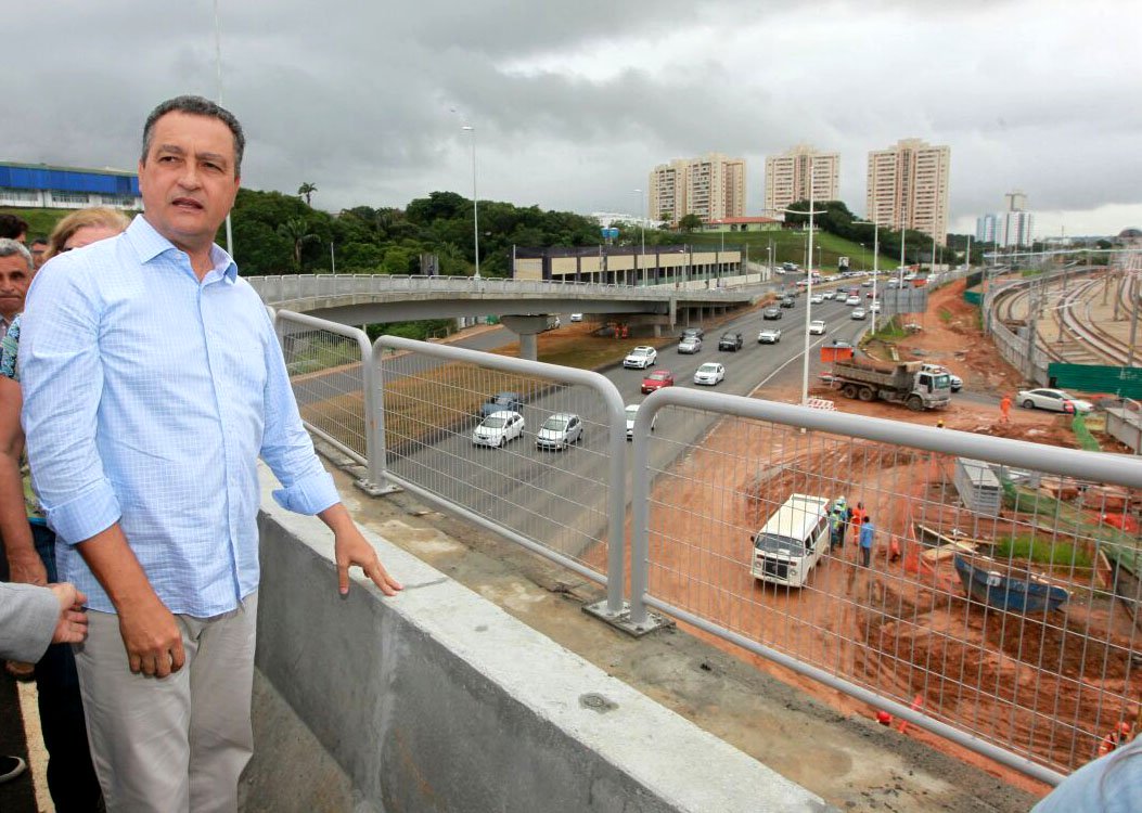 O governador Rui Costa inaugurou nesta manhã o primeiro dos três viadutos das obras complementares do metrô na Avenida Paralela; localizado na altura da loja Ferreira Costa, no sentido aeroporto, e na altura do Instituto Anísio Teixeira, no sentido Centro, o elevado vai substituir o retorno feito anteriormente, dando mais fluidez ao trânsito; Rui falou sobre os investimentos do governo, com importantes mudanças na mobilidade urbana de Salvador; "Aqui é um investimento de R$ 21 milhões. Os três viadutos, juntos, somam R$ 60 milhões. Isso, além de viabilizar a obra do metrô, traz mais segurança à população, que terá mais conforto e, principalmente, mais segurança no trânsito. O metrô também segue avançando, com a conclusão e inauguração da Estação Mussurunga já em setembro", disse Rui (Foto: Romulo Faro) O governador Rui Costa inaugurou nesta manhã o primeiro dos três viadutos das obras complementares do metrô na Avenida Paralela; localizado na altura da loja Ferreira Costa, no sentido aeroporto, e na altura do Instituto Anísio Teixeira, no sentido Centro, o elevado vai substituir o retorno feito anteriormente, dando mais fluidez ao trânsito; Rui falou sobre os investimentos do governo, com importantes mudanças na mobilidade urbana de Salvador; "Aqui é um investimento de R$ 21 milhões. Os três viadutos, juntos, somam R$ 60 milhões. Isso, além de viabilizar a obra do metrô, traz mais segurança à população, que terá mais conforto e, principalmente, mais segurança no trânsito. O metrô também segue avançando, com a conclusão e inauguração da Estação Mussurunga já em setembro", disse Rui