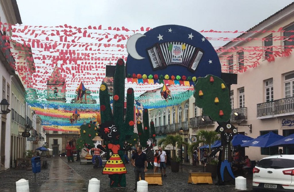 A beleza e a alegria dos nordestinos são representadas no São João da Bahia com as ruas e praças do Pelourinho enfeitadas para a realização da maior festa popular do estado, de 22 a 24 de junho; 'Povo Nordestino' é o tema da decoração, um atrativo a mais da programação preparada pelo governo do Estado por meio da Superintendência de Fomento ao Turismo; elementos tradicionais da cultura do Nordeste estarão presentes no Largo do Pelourinho, no Terreiro de Jesus e no Cruzeiro de São Francisco; uma área de aproximadamente 780 mil m2 é cuidadosamente decorada com a temática junina, criando assim o cenário ideal para a festa (Foto: Romulo Faro) A beleza e a alegria dos nordestinos são representadas no São João da Bahia com as ruas e praças do Pelourinho enfeitadas para a realização da maior festa popular do estado, de 22 a 24 de junho; 'Povo Nordestino' é o tema da decoração, um atrativo a mais da programação preparada pelo governo do Estado por meio da Superintendência de Fomento ao Turismo; elementos tradicionais da cultura do Nordeste estarão presentes no Largo do Pelourinho, no Terreiro de Jesus e no Cruzeiro de São Francisco; uma área de aproximadamente 780 mil m2 é cuidadosamente decorada com a temática junina, criando assim o cenário ideal para a festa