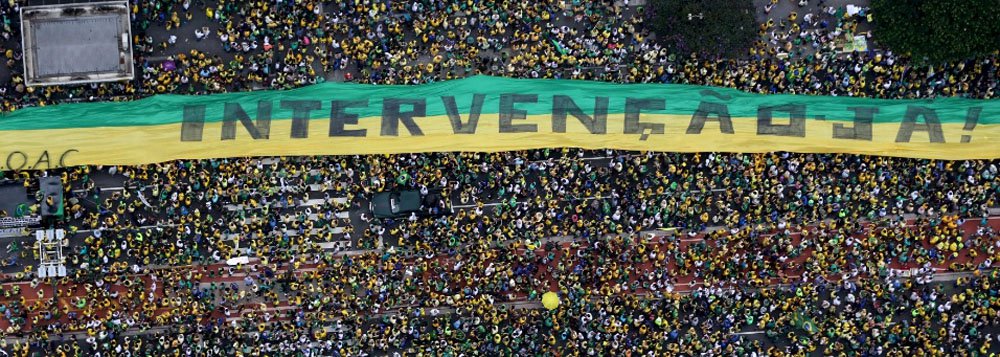 Existe um vácuo de poder. Os fascistas sabem e contam com isso. Estão se alastrando. Foi assim na Alemanha de Hitler e está sendo assim no Brasil. Possuem um discurso rasteiro e de fácil assimilação. E temos uma população descrente na democracia, nos políticos e nas instituições (Foto: Edison Brito) Existe um vácuo de poder. Os fascistas sabem e contam com isso. Estão se alastrando. Foi assim na Alemanha de Hitler e está sendo assim no Brasil. Possuem um discurso rasteiro e de fácil assimilação. E temos uma população descrente na democracia, nos políticos e nas instituições