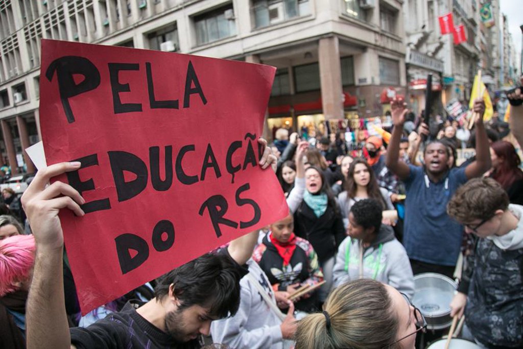 Em janeiro, quando o governo federal anunciou reajuste de 7,64% no piso nacional do magistério, os principais jornais do Rio Grande do Sul noticiavam que o Estado teria "gasto extra" de R$ 47 milhões; o valor seria incorporado ao salário de 30 mil professores; porém, desde que a lei que instituiu o piso nacional para a categoria, em 2008, o RS tem trabalhado com uma espécie de "puxadinho" a ela (Foto: Leonardo Lucena) Em janeiro, quando o governo federal anunciou reajuste de 7,64% no piso nacional do magistério, os principais jornais do Rio Grande do Sul noticiavam que o Estado teria "gasto extra" de R$ 47 milhões; o valor seria incorporado ao salário de 30 mil professores; porém, desde que a lei que instituiu o piso nacional para a categoria, em 2008, o RS tem trabalhado com uma espécie de "puxadinho" a ela