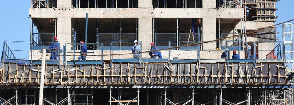 A Pesquisa de Emprego e Desemprego (PED) de abril no Distrito Federal apontou estabilidade no índice de desemprego se comparado ao de março; nos últimos dois meses, a taxa de desemprego caiu apenas 0,2 ponto porcentual: de 20,7% para 20,5%; das 14 mil vagas preenchidas no mês passado, 8 mil (13,6%) foram na área da construção civil, e o comércio contribuiu com 2 mil ocupações (0,9%); em abril, 14 mil pessoas também estavam aptas a entrar no mercado de trabalho (Foto: Leonardo Lucena) A Pesquisa de Emprego e Desemprego (PED) de abril no Distrito Federal apontou estabilidade no índice de desemprego se comparado ao de março; nos últimos dois meses, a taxa de desemprego caiu apenas 0,2 ponto porcentual: de 20,7% para 20,5%; das 14 mil vagas preenchidas no mês passado, 8 mil (13,6%) foram na área da construção civil, e o comércio contribuiu com 2 mil ocupações (0,9%); em abril, 14 mil pessoas também estavam aptas a entrar no mercado de trabalho