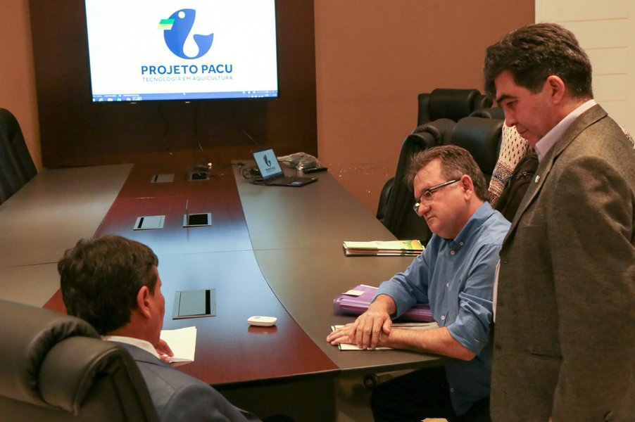 O governador Wellington Dias se reuniu com representantes de uma empresa especializada em tecnologia para aquicultura, contratada para desenvolver um projeto inédito de produção de pescado no Piauí; trata-se da construção de um complexo industrial que agregará fábrica de ração, um centro de produção de alevinos, fazenda de engorda de peixes e um frigorífico; o investimento, incluindo os custos com tecnologia, engenharia, capacitação e acompanhamento, é estimado em R$ 60 milhões; para viabilizar o negócio, o governo convidará parceiros da iniciativa pública e privada (Foto: Leonardo Lucena) O governador Wellington Dias se reuniu com representantes de uma empresa especializada em tecnologia para aquicultura, contratada para desenvolver um projeto inédito de produção de pescado no Piauí; trata-se da construção de um complexo industrial que agregará fábrica de ração, um centro de produção de alevinos, fazenda de engorda de peixes e um frigorífico; o investimento, incluindo os custos com tecnologia, engenharia, capacitação e acompanhamento, é estimado em R$ 60 milhões; para viabilizar o negócio, o governo convidará parceiros da iniciativa pública e privada