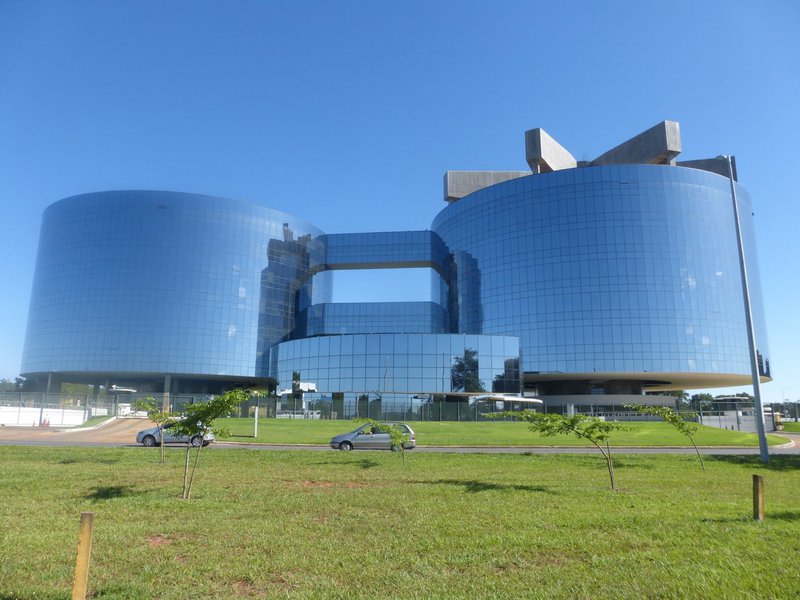 Procuradores da Operação Lava Jato reclamam do Ministério da Justiça, que está demorando, há mais de um ano, para autorizar a criação de um grupo de trabalho com o Ministério Público da Suíça; o grupo terá como objetivo investigar cerca de 1.000 contas de brasileiros no País europeu que receberam dinheiro proveniente de propina; a procuradoria da Suíça abriu mais de 60 processos criminais e congelou mais de mil contas bancárias em 42 instituições financeiras (Foto: Leonardo Lucena) Procuradores da Operação Lava Jato reclamam do Ministério da Justiça, que está demorando, há mais de um ano, para autorizar a criação de um grupo de trabalho com o Ministério Público da Suíça; o grupo terá como objetivo investigar cerca de 1.000 contas de brasileiros no País europeu que receberam dinheiro proveniente de propina; a procuradoria da Suíça abriu mais de 60 processos criminais e congelou mais de mil contas bancárias em 42 instituições financeiras