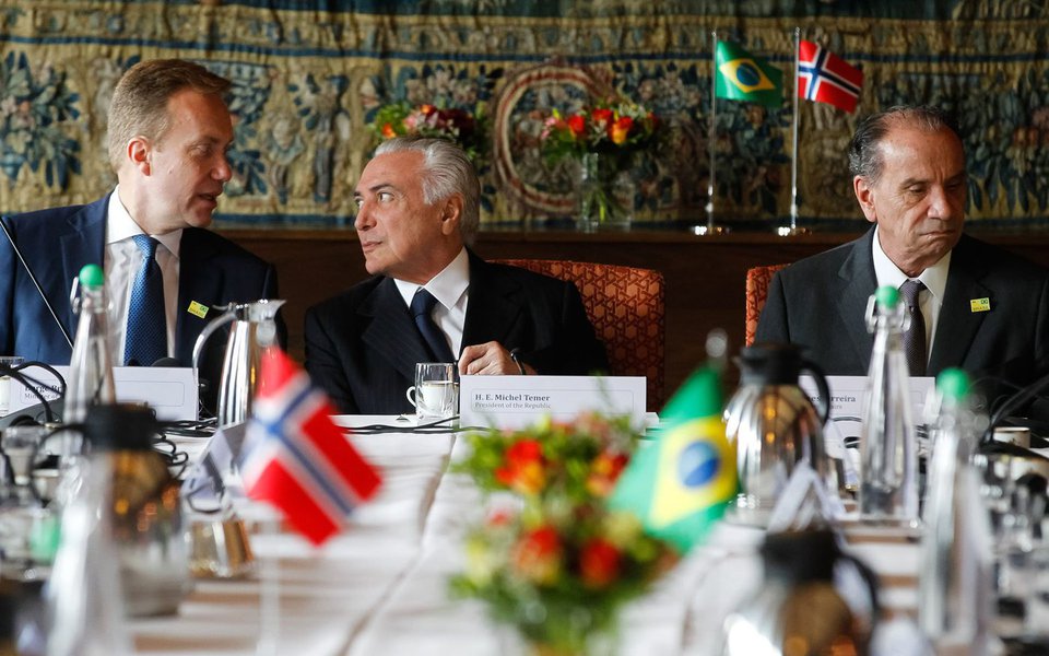 Mais um vexame internacional do tour de Michel Temer na Europa; em uma entrevista coletiva na Noruega, o peemedebista trocou as bolas e disse que iria se reunir, nesta sexta-feira, com o rei da Suécia, país vizinho; na verdade, Temer estará com o monarca norueguês, Harald V; Temer ainda teve de ouvir duras críticas à corrupção no país feitas pela primeira-ministra norueguesa, Erna Solberg (Foto: Giuliana Miranda) Mais um vexame internacional do tour de Michel Temer na Europa; em uma entrevista coletiva na Noruega, o peemedebista trocou as bolas e disse que iria se reunir, nesta sexta-feira, com o rei da Suécia, país vizinho; na verdade, Temer estará com o monarca norueguês, Harald V; Temer ainda teve de ouvir duras críticas à corrupção no país feitas pela primeira-ministra norueguesa, Erna Solberg