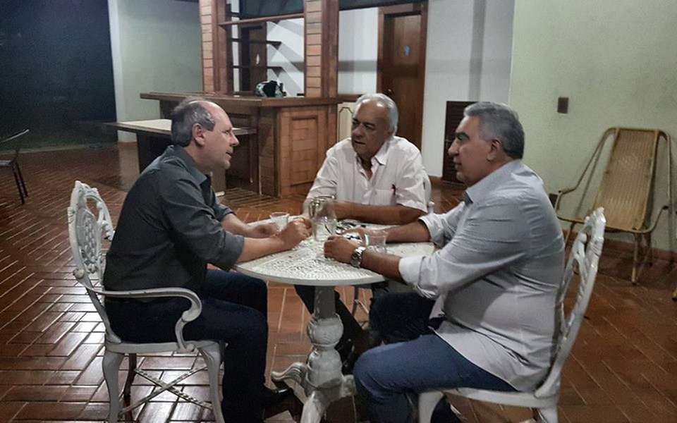 Os prefeitos dos três principais municípios do interior — Araguaína, Gurupi e Paraíso — tiveram neste sábado (3) uma reunião para discutir os rumos do estado. Segundo Ronaldo Dimas (PR), Laurez Moreira (PSB) e Moisés Avelino (PMDB), o objetivo do encontro não foi debater projetos pessoais para 2018, mas sobre o estado sob os pontos de vista político, econômico e social; de acordo com o Laurez, é preciso tirar um projeto para o Tocantins, a partir da avaliação dos pontos mais críticos que o Estado atravessa (Foto: Leonardo Lucena) Os prefeitos dos três principais municípios do interior — Araguaína, Gurupi e Paraíso — tiveram neste sábado (3) uma reunião para discutir os rumos do estado. Segundo Ronaldo Dimas (PR), Laurez Moreira (PSB) e Moisés Avelino (PMDB), o objetivo do encontro não foi debater projetos pessoais para 2018, mas sobre o estado sob os pontos de vista político, econômico e social; de acordo com o Laurez, é preciso tirar um projeto para o Tocantins, a partir da avaliação dos pontos mais críticos que o Estado atravessa