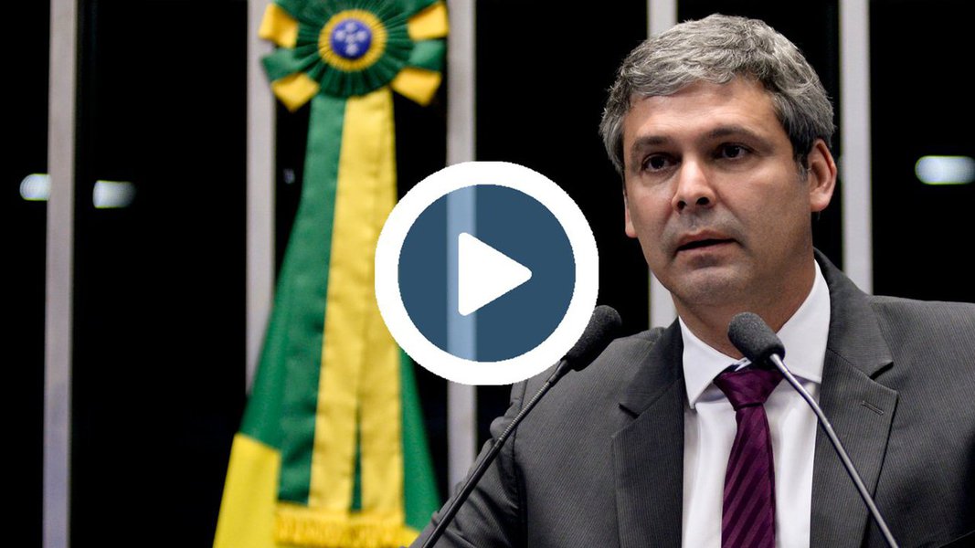 Senador Lindbergh Farias (PT-RJ) comemorou o sucesso do ato ocorrido no Rio, que pediu eleições diretas para presidente da República; de acordo com o senador, entre 100 mil e 150 mil pessoas participaram do evento, que contou com a presença de lideranças políticas e de artistas; "Eu pergunto: Por que têm medo de povo? Porque um presidente que saísse eleito de um processo democrático sairia com força para tirar o país da crise. Fosse de que partido fosse, um presidente que saísse com a legitimidade popular, com voto da maioria dos brasileiros, teria força" (Foto: Leonardo Lucena) Senador Lindbergh Farias (PT-RJ) comemorou o sucesso do ato ocorrido no Rio, que pediu eleições diretas para presidente da República; de acordo com o senador, entre 100 mil e 150 mil pessoas participaram do evento, que contou com a presença de lideranças políticas e de artistas; "Eu pergunto: Por que têm medo de povo? Porque um presidente que saísse eleito de um processo democrático sairia com força para tirar o país da crise. Fosse de que partido fosse, um presidente que saísse com a legitimidade popular, com voto da maioria dos brasileiros, teria força"