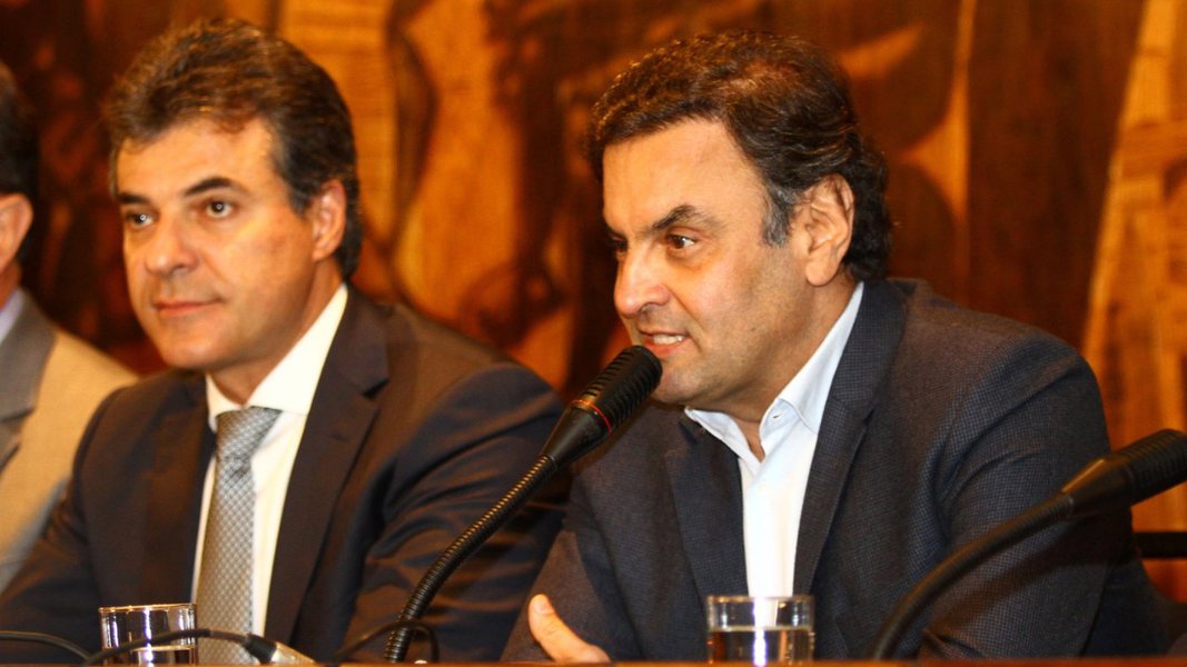 Senador afastado Aécio Neves (PSDB) ficou revoltado com o governador do Paraná, Beto Richa (PSDB), após o chefe da Casa Civil e braço direito de Richa, Valdir Rossoni, dizer que iria pedir a expulsão do parlamentar do PSDB mineiro; é o que aponta uma das interceptações telefônicas; “Nós estamos do mesmo lado dessa história, pelo amor de deus”, disse Aécio a Richa (Foto: Leonardo Lucena) Senador afastado Aécio Neves (PSDB) ficou revoltado com o governador do Paraná, Beto Richa (PSDB), após o chefe da Casa Civil e braço direito de Richa, Valdir Rossoni, dizer que iria pedir a expulsão do parlamentar do PSDB mineiro; é o que aponta uma das interceptações telefônicas; “Nós estamos do mesmo lado dessa história, pelo amor de deus”, disse Aécio a Richa