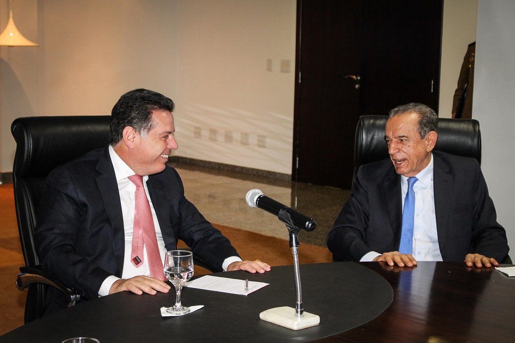 O governador Marconi Perillo (PSDB) recebeu o prefeito de Goiânia, Iris Rezende (PMDB), na tarde de quinta-feira para discutir melhorias para o transporte coletivo; no encontro, Iris pediu a Marconi para participar do programa Goiás na Frene; Marconi disse que o Governo de Goiás está pronto para celebrar o convênio com a capital; Iris elogiou o tratamento dispensado pelo governo do Estado à administração municipal, em todas vezes que encaminhou demandas de Goiânia ao governador (Foto: José Barbacena) O governador Marconi Perillo (PSDB) recebeu o prefeito de Goiânia, Iris Rezende (PMDB), na tarde de quinta-feira para discutir melhorias para o transporte coletivo; no encontro, Iris pediu a Marconi para participar do programa Goiás na Frene; Marconi disse que o Governo de Goiás está pronto para celebrar o convênio com a capital; Iris elogiou o tratamento dispensado pelo governo do Estado à administração municipal, em todas vezes que encaminhou demandas de Goiânia ao governador