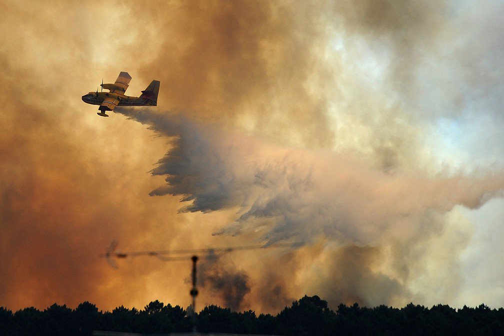 Um dos aviões que atuam no combate ao incêndio que tem devastado a região central de Portugal desde o fim da semana passada caiu nesta terça-feira (20), de acordo com agências de notícias; aeronave da Canadair caiu perto de Pedrógão Grande, onde as chamas começaram no último sábado; nesta manhã, ainda se viam muitas colunas de fumaça e alguns focos de incêndio ainda estavam ativos; Diário de Notícias afirma que 70% do fogo já está dominado, mas os 30% restante ainda preocupam as autoridades (Foto: Aquiles Lins) Um dos aviões que atuam no combate ao incêndio que tem devastado a região central de Portugal desde o fim da semana passada caiu nesta terça-feira (20), de acordo com agências de notícias; aeronave da Canadair caiu perto de Pedrógão Grande, onde as chamas começaram no último sábado; nesta manhã, ainda se viam muitas colunas de fumaça e alguns focos de incêndio ainda estavam ativos; Diário de Notícias afirma que 70% do fogo já está dominado, mas os 30% restante ainda preocupam as autoridades