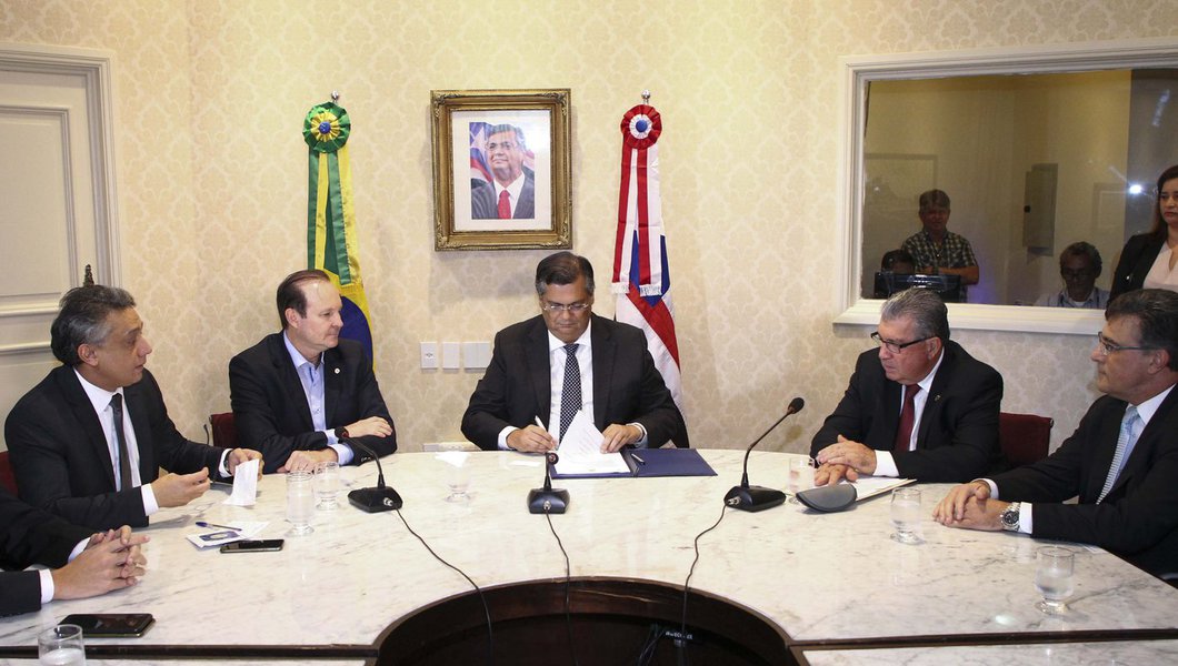 O governo do Maranhão, a Associação Brasileira dos Criadores de Zebu (ABCZ) e a Associação dos Criadores do Estado do Maranhão (Ascem) assinaram um acordo de cooperação para a implantação do programa Pró-genética. O governador Flávio Dino assinou também protocolo de intenções que garante apoio financeiro de R$ 1,3 milhão para a realização da Expoema 2017; o Pró-genética tem como objetivo aumentar a produção de carne e leite nas pequenas e médias propriedades rurais, através do uso de touros melhorados e materiais genéticos superiores, cujo acesso será facilitado por essa parceria (Foto: Leonardo Lucena) O governo do Maranhão, a Associação Brasileira dos Criadores de Zebu (ABCZ) e a Associação dos Criadores do Estado do Maranhão (Ascem) assinaram um acordo de cooperação para a implantação do programa Pró-genética. O governador Flávio Dino assinou também protocolo de intenções que garante apoio financeiro de R$ 1,3 milhão para a realização da Expoema 2017; o Pró-genética tem como objetivo aumentar a produção de carne e leite nas pequenas e médias propriedades rurais, através do uso de touros melhorados e materiais genéticos superiores, cujo acesso será facilitado por essa parceria
