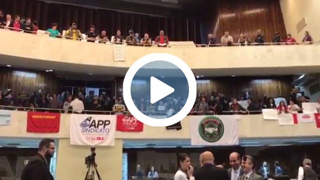 As investigações acerca de desvios na Educação do Paraná, embaladas pelas delações, vão de vento em popa na Justiça; mas os deputados continuam destoando deste momento que clama contra a corrupção; apenas 14 parlamentares assinaram a CPI do Quadro Negro, que tem o propósito de investigar corrupção na educação no governador Beto Richa (PSDB); o povo foi à ALEP nesta quarta-feira (31) exigir a CPI do Quadro Negro; Assembleia Legislativa continua sendo um espaço só para quem quer aplaudir”, afirmou Elaine Rodella, diretora do SindiSaúde
(Foto: Leonardo Lucena) As investigações acerca de desvios na Educação do Paraná, embaladas pelas delações, vão de vento em popa na Justiça; mas os deputados continuam destoando deste momento que clama contra a corrupção; apenas 14 parlamentares assinaram a CPI do Quadro Negro, que tem o propósito de investigar corrupção na educação no governador Beto Richa (PSDB); o povo foi à ALEP nesta quarta-feira (31) exigir a CPI do Quadro Negro; Assembleia Legislativa continua sendo um espaço só para quem quer aplaudir”, afirmou Elaine Rodella, diretora do SindiSaúde
