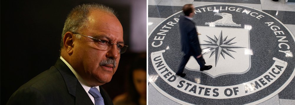 Governo de Michel Temer comete mais uma lambança: no dia 9 de junho, o ministro Sergio Etchegoyen, chefe do Gabinete da Segurança Institucional, se encontrou com o chefe da CIA no Brasil, Duyane Norman; em sua agenda oficial, a equipe do ministro divulgou a identidade secreta do agente, que nem ele próprio revelava; no entanto, a grande questão é: o que o governo brasileiro, fruto de um golpe parlamentar, discutiu com o chefe da agência de espionagem dos Estados Unidos? (Foto: Gisele Federicce) Governo de Michel Temer comete mais uma lambança: no dia 9 de junho, o ministro Sergio Etchegoyen, chefe do Gabinete da Segurança Institucional, se encontrou com o chefe da CIA no Brasil, Duyane Norman; em sua agenda oficial, a equipe do ministro divulgou a identidade secreta do agente, que nem ele próprio revelava; no entanto, a grande questão é: o que o governo brasileiro, fruto de um golpe parlamentar, discutiu com o chefe da agência de espionagem dos Estados Unidos?