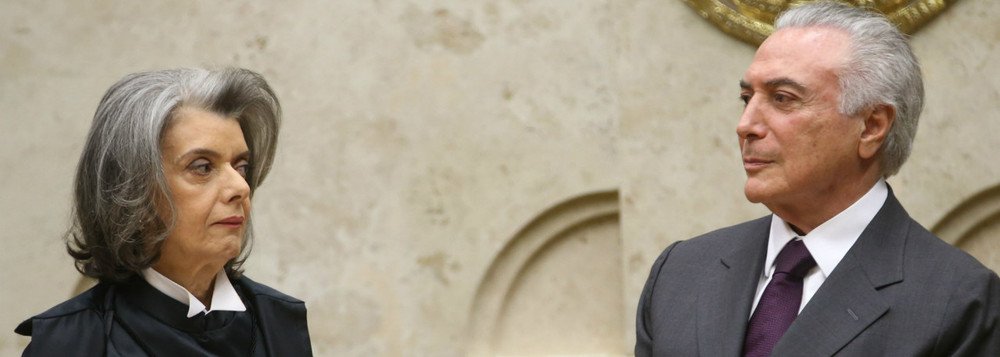 "De uns dias para cá, a crise política começou a tomar ares de conflito institucional", avalia a jornalista Helena Chagas, do site Os Divergentes, destacando que "mais uma indicação disso" foi a notícia de que o Planalto teria acionado a Abin para bisbilhotar a vida do ministro Edson Fachin; "Com ou sem desmentidos, o fato é que, acuado, o Planalto entrou num jogo pesado contra seus adversários, que além de Fachin incluem o PGR Rodrigo Janot, a JBS e todos que ameaçam seu mandato" (Foto: Gisele Federicce) "De uns dias para cá, a crise política começou a tomar ares de conflito institucional", avalia a jornalista Helena Chagas, do site Os Divergentes, destacando que "mais uma indicação disso" foi a notícia de que o Planalto teria acionado a Abin para bisbilhotar a vida do ministro Edson Fachin; "Com ou sem desmentidos, o fato é que, acuado, o Planalto entrou num jogo pesado contra seus adversários, que além de Fachin incluem o PGR Rodrigo Janot, a JBS e todos que ameaçam seu mandato"