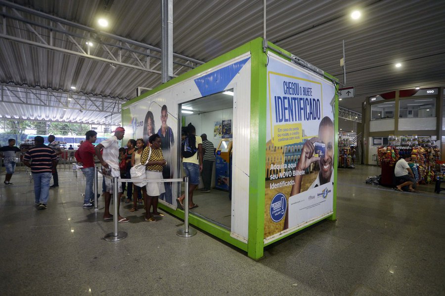 Um posto do SalvadorCard montado na Estação Pirajá está distribuindo de graça o cartão para ingresso no programa Bilhete Avulso. Essa medida foi adotada para ampliar o número de passageiros participantes do Bilhete Único, que será a única forma de integração na Estação Pirajá a partir de 1º de julho, quando o local será aberto ao público, nos mesmos moldes da Estação da Lapa; a partir desta data, quem chegar ao equipamento a pé, de ônibus ou de metrô não terá qualquer custo com o ingresso no terminal (Foto: Romulo Faro) Um posto do SalvadorCard montado na Estação Pirajá está distribuindo de graça o cartão para ingresso no programa Bilhete Avulso. Essa medida foi adotada para ampliar o número de passageiros participantes do Bilhete Único, que será a única forma de integração na Estação Pirajá a partir de 1º de julho, quando o local será aberto ao público, nos mesmos moldes da Estação da Lapa; a partir desta data, quem chegar ao equipamento a pé, de ônibus ou de metrô não terá qualquer custo com o ingresso no terminal