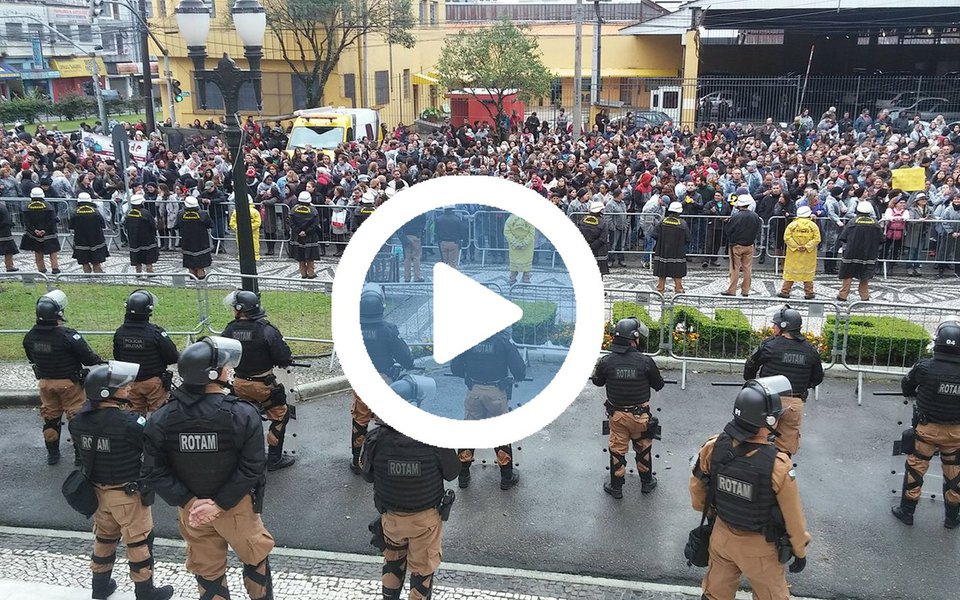 Câmara Municipal de Curitiba foi tomada por servidores municipais em greve; a manifestação é contra o pacotaço do prefeito Rafael Greca (PMN) (Foto: Leonardo Lucena) Câmara Municipal de Curitiba foi tomada por servidores municipais em greve; a manifestação é contra o pacotaço do prefeito Rafael Greca (PMN)