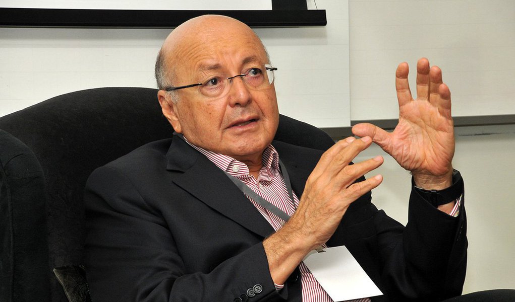 Para o ex-ministro da Fazenda e economista Maílson da Nóbrega, "isso tem que começar a ser debatido"; em sua avaliação, como a reforma do governo Temer prevê a prevalência do acordado entre empregados e patrões sobre a legislação trabalhista, a Justiça do Trabalho perderá importância, na medida em que as negociações se tornarem cada vez mais frequentes e maduras; ele também defendeu o fim dos sindicatos (Foto: Gisele Federicce) Para o ex-ministro da Fazenda e economista Maílson da Nóbrega, "isso tem que começar a ser debatido"; em sua avaliação, como a reforma do governo Temer prevê a prevalência do acordado entre empregados e patrões sobre a legislação trabalhista, a Justiça do Trabalho perderá importância, na medida em que as negociações se tornarem cada vez mais frequentes e maduras; ele também defendeu o fim dos sindicatos
