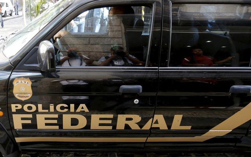 Publicitários pernambucanos André Gustavo Vieira da Silva e o irmão dele, Antônio Carlos Vieira da Silva Júnior, ligados à empresa Arcos Comunicação, foram presos nesta quinta-feira (27) pela Policia Federal no 42º desdobramento da Operação Lava Jato; André Gustavo foi preso no aeroporto ao tentar embarcar para Brasília, já Antônio Carlos foi detido em sua residência, no Recife; eles são suspeitos de atuarem como intermediários do ex-presidente do Banco do Brasil e da Petrobras Aldemir Bendine, que também foi preso pela suspeita de envolvimento no esquema investigado (Foto: Paulo Emílio) Publicitários pernambucanos André Gustavo Vieira da Silva e o irmão dele, Antônio Carlos Vieira da Silva Júnior, ligados à empresa Arcos Comunicação, foram presos nesta quinta-feira (27) pela Policia Federal no 42º desdobramento da Operação Lava Jato; André Gustavo foi preso no aeroporto ao tentar embarcar para Brasília, já Antônio Carlos foi detido em sua residência, no Recife; eles são suspeitos de atuarem como intermediários do ex-presidente do Banco do Brasil e da Petrobras Aldemir Bendine, que também foi preso pela suspeita de envolvimento no esquema investigado