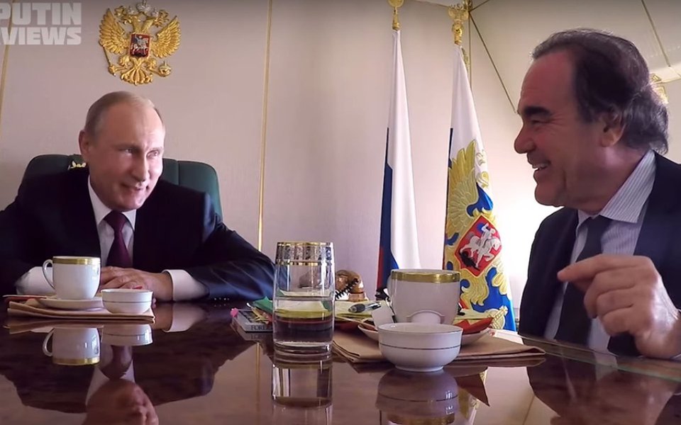 O presidente russo Vladimir Putin disse em uma entrevista ao diretor norte-americano Oliver Stone que ninguém sobreviveria se uma guerra entre Rússia e Estados Unidos tivesse início, segundo informações publicada pela Sputnik Internacional nesta terça-feira; “Não acho que alguém sobreviveri”, afirmou Putin ao ser questionado se os EUA seriam dominantes em uma “guerra quente” com os russos; esse pequeno trecho da entrevista foi divulgado pelo canal de TV norte-americano Showtime (Foto: Leonardo Attuch) O presidente russo Vladimir Putin disse em uma entrevista ao diretor norte-americano Oliver Stone que ninguém sobreviveria se uma guerra entre Rússia e Estados Unidos tivesse início, segundo informações publicada pela Sputnik Internacional nesta terça-feira; “Não acho que alguém sobreviveri”, afirmou Putin ao ser questionado se os EUA seriam dominantes em uma “guerra quente” com os russos; esse pequeno trecho da entrevista foi divulgado pelo canal de TV norte-americano Showtime