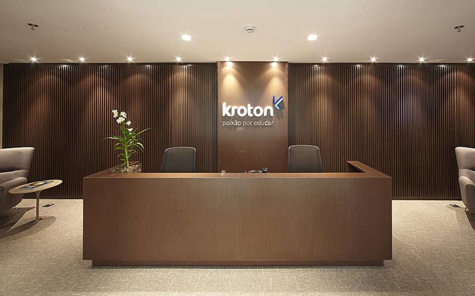 A Kroton Educacional pode ter que decidir se sua proposta de compra da Estácio Participações por US$ 1,8 bilhão vale a pena mesmo se não levar a nenhum ganho de participação de mercado; Kroton, que atende 1 milhão de estudantes, pode ser obrigada pelo Cade a vender o negócio de ensino presencial de sua unidade Anhanguera e a divisão de ensino à distância da Estácio, disseram as pessoas, que pediram anonimato por estarem discutindo negociações confidenciais; propostas do Cade podem ser duras o suficiente para ameaçar a transação (Foto: Aquiles Lins) A Kroton Educacional pode ter que decidir se sua proposta de compra da Estácio Participações por US$ 1,8 bilhão vale a pena mesmo se não levar a nenhum ganho de participação de mercado; Kroton, que atende 1 milhão de estudantes, pode ser obrigada pelo Cade a vender o negócio de ensino presencial de sua unidade Anhanguera e a divisão de ensino à distância da Estácio, disseram as pessoas, que pediram anonimato por estarem discutindo negociações confidenciais; propostas do Cade podem ser duras o suficiente para ameaçar a transação