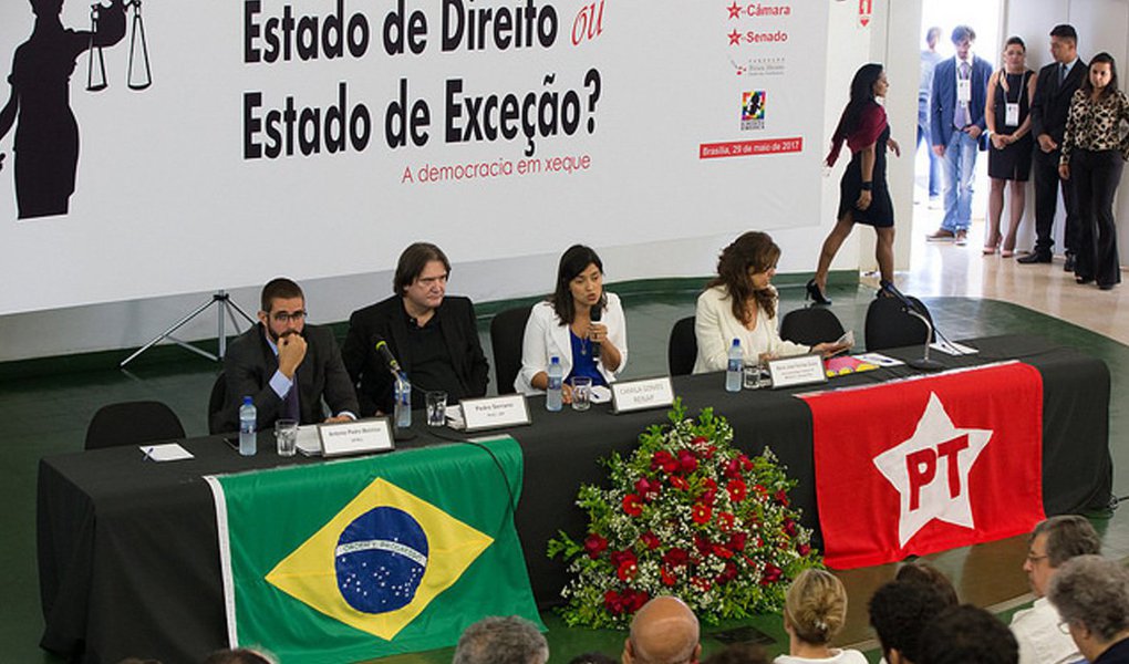 É preocupante “o uso excessivo da excepcionalidade jurídica por membros do Ministério Público e do Judiciário, fraturando a essência constitucional e convencional das garantias do Justo Processo e dos princípios elementares que o acompanham em qualquer sociedade democrática”; esta é a essência da “Carta de Brasília”, assinada nessa segunda-feira, 29, por juristas, advogados e lideranças políticas que participaram, na UnB, do seminário "Estado de Direito ou Estado de Exceção? A Democracia em Xeque"; leia o documento na íntegra (Foto: Aquiles Lins) É preocupante “o uso excessivo da excepcionalidade jurídica por membros do Ministério Público e do Judiciário, fraturando a essência constitucional e convencional das garantias do Justo Processo e dos princípios elementares que o acompanham em qualquer sociedade democrática”; esta é a essência da “Carta de Brasília”, assinada nessa segunda-feira, 29, por juristas, advogados e lideranças políticas que participaram, na UnB, do seminário "Estado de Direito ou Estado de Exceção? A Democracia em Xeque"; leia o documento na íntegra