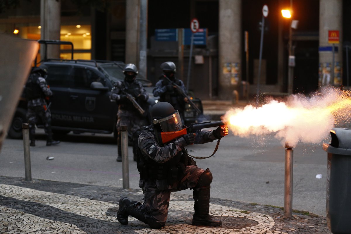 Polícia Militar reprime protesto da greve geral contra as reformas previdenciária e trabalhista no Centro do Rio de Janeiro (28/04/2017) (Foto: Charles Nisz) Polícia Militar reprime protesto da greve geral contra as reformas previdenciária e trabalhista no Centro do Rio de Janeiro (28/04/2017)