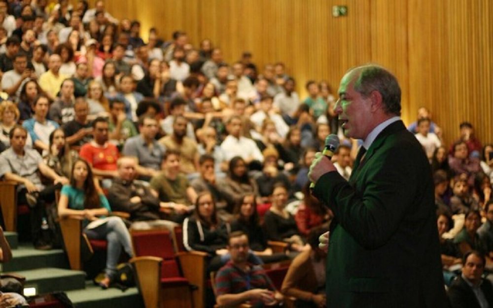 Pré-candidato do PDT à presidência da República, o ex-ministro Ciro Gomes está fazendo uma série intensa de palestras de norte a sul do País para pavimentar sua candidatura. O combustível principal é o trágico governo de Michel Temer; em palestra na Universidade Federal do ABC, Ciro ironizou Temer e a reforma da Previdência: "O 'seu' Temer se aposentou três vezes aos 50 anos. Só conto isso hoje em dia porque quero esculhambar esses canalhas que estão aí" (Foto: Romulo Faro) Pré-candidato do PDT à presidência da República, o ex-ministro Ciro Gomes está fazendo uma série intensa de palestras de norte a sul do País para pavimentar sua candidatura. O combustível principal é o trágico governo de Michel Temer; em palestra na Universidade Federal do ABC, Ciro ironizou Temer e a reforma da Previdência: "O 'seu' Temer se aposentou três vezes aos 50 anos. Só conto isso hoje em dia porque quero esculhambar esses canalhas que estão aí"