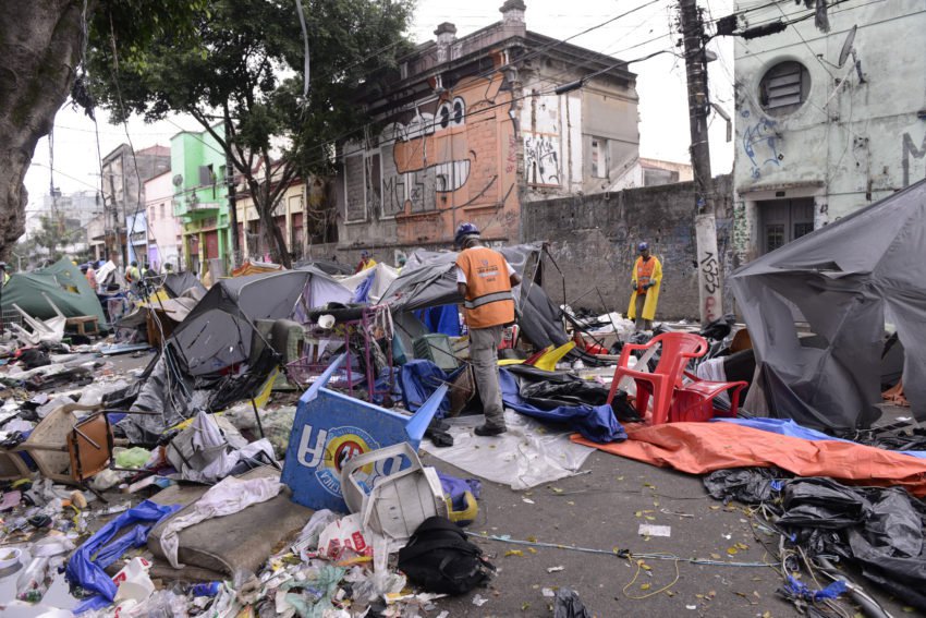 A solução só pode vir de forma conjunta. Da reunião regular e sistemática de agentes públicos de saúde, familiares 'encontráveis' da população de rua usuária de drogas, representantes de forças de segurança. E psicólogos, mas com boa formação humanista (Foto: Washington Araújo) A solução só pode vir de forma conjunta. Da reunião regular e sistemática de agentes públicos de saúde, familiares 'encontráveis' da população de rua usuária de drogas, representantes de forças de segurança. E psicólogos, mas com boa formação humanista