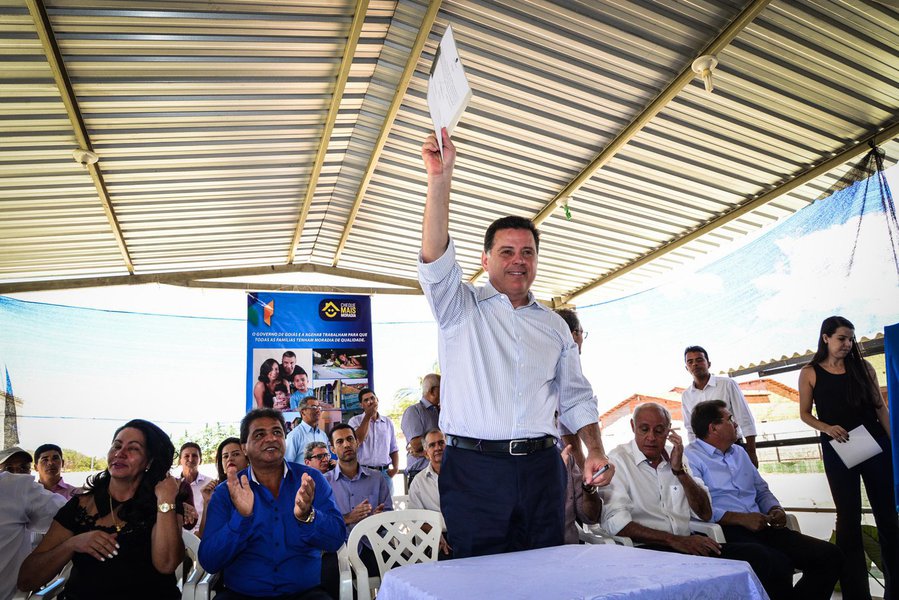 Mais um destino da Caravana do Goiás na Frente, o município de Mambaí foi beneficiado com liberação de R$ 2,5 milhões em recursos do governo estadual, convênio assinado pelo governador Marconi Perillo com o prefeito Joaquim Barbosa Filho; foi autorizada suplementação de R$ 300 mil no crédito do Banco do Povo. Foi entregue, ainda, R$ 280 mil em Cheques Mais Moradia; pelo convênio, Mambaí terá R$ 2 milhões para investir na pavimentação e recuperação asfáltica, promover melhorias na creche e em uma escola municipal (Foto: Leonardo Lucena) Mais um destino da Caravana do Goiás na Frente, o município de Mambaí foi beneficiado com liberação de R$ 2,5 milhões em recursos do governo estadual, convênio assinado pelo governador Marconi Perillo com o prefeito Joaquim Barbosa Filho; foi autorizada suplementação de R$ 300 mil no crédito do Banco do Povo. Foi entregue, ainda, R$ 280 mil em Cheques Mais Moradia; pelo convênio, Mambaí terá R$ 2 milhões para investir na pavimentação e recuperação asfáltica, promover melhorias na creche e em uma escola municipal