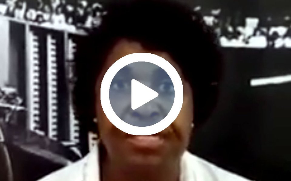 A deputada federal Benedita da Silva (PT-RJ) divulgou um vídeo denunciando a manipulação que fizeram de um discurso dela na Universidade de Brasília (UnB); "Por manipulação de fé, dizem que defendi a luta armada. Meu Deus! Quem pode defender a luta armada, tendo recebido orientação pacífica de Deus nesses 49 anos em que digo que Jesus Cristo é o Salvador. Isso nada mais é do que uma manipulação política, para fazer uma disputa política, disfarçada de defesa da Bíblia, mas a Bíblia não é propriedade de ninguém, é de Deus, e dela podemos fazer uso e fazer no momento em que o povo está lutando pelos seus interesses" (Foto: Leonardo Lucena) A deputada federal Benedita da Silva (PT-RJ) divulgou um vídeo denunciando a manipulação que fizeram de um discurso dela na Universidade de Brasília (UnB); "Por manipulação de fé, dizem que defendi a luta armada. Meu Deus! Quem pode defender a luta armada, tendo recebido orientação pacífica de Deus nesses 49 anos em que digo que Jesus Cristo é o Salvador. Isso nada mais é do que uma manipulação política, para fazer uma disputa política, disfarçada de defesa da Bíblia, mas a Bíblia não é propriedade de ninguém, é de Deus, e dela podemos fazer uso e fazer no momento em que o povo está lutando pelos seus interesses"