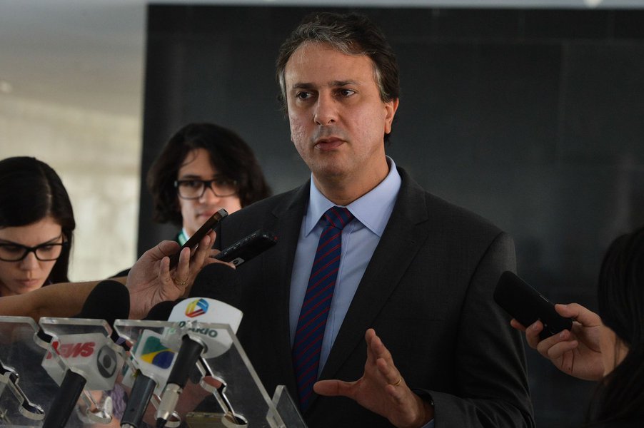 O governador Camilo Santana sanciona, nesta quinta-feira (20), no Palácio da Abolição, a lei que define a nova política de Ensino Médio em Tempo Integral na rede pública estadual de ensino, com a jornada diária de 7 a 9 horas ou no mínimo 35 horas semanais. Também esta semana a Assembleia aprovou as mensagens do Governo do Estado criando o Sistema Universidade Aberta do Brasil (UAB) no Ceará, voltado à oferta de cursos e programas na modalidade à distância e o o Avance – Bolsa Universitário, que vai conceder bolsa de R$ 937,00 a alunos que concluíram o Ensino Médio na rede pública e estão matriculados em curso de graduação de instituições credenciadas pelo Ministério da Educação (Foto: Fatima 247) O governador Camilo Santana sanciona, nesta quinta-feira (20), no Palácio da Abolição, a lei que define a nova política de Ensino Médio em Tempo Integral na rede pública estadual de ensino, com a jornada diária de 7 a 9 horas ou no mínimo 35 horas semanais. Também esta semana a Assembleia aprovou as mensagens do Governo do Estado criando o Sistema Universidade Aberta do Brasil (UAB) no Ceará, voltado à oferta de cursos e programas na modalidade à distância e o o Avance – Bolsa Universitário, que vai conceder bolsa de R$ 937,00 a alunos que concluíram o Ensino Médio na rede pública e estão matriculados em curso de graduação de instituições credenciadas pelo Ministério da Educação