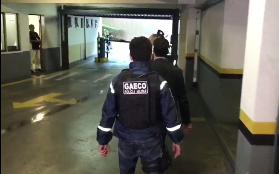 O Grupo de Atuação Especial de Combate ao Crime Organizado (Gaeco) faz uma operação contra irregularidades na concessão de alvarás na Secretaria de Urbanismo de Curitiba; as ordens judiciais foram cumpridas na capital e em Colombo, na região metropolitana; pessoas ligadas a funcionários demitidos da pasta teriam recebido vantagens indevidas com o objetivo de facilitar trâmites burocráticos para liberação de alvarás e licenciamentos e transferência de imóveis, apontaram as investigações
(Foto: Leonardo Lucena)
O Grupo de Atuação Especial de Combate ao Crime Organizado (Gaeco) faz uma operação contra irregularidades na concessão de alvarás na Secretaria de Urbanismo de Curitiba; as ordens judiciais foram cumpridas na capital e em Colombo, na região metropolitana; pessoas ligadas a funcionários demitidos da pasta teriam recebido vantagens indevidas com o objetivo de facilitar trâmites burocráticos para liberação de alvarás e licenciamentos e transferência de imóveis, apontaram as investigações