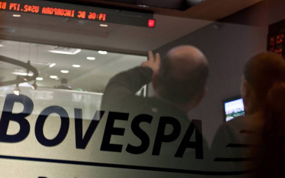Ibovespa opera em alta de 0,90%, aos 63.500 pontos, impulsionado pelo crescente rumor de que a chapa Dilma-Temer será absolvida no julgamento do TSE, que foi retomado na manhã desta quarta-feira (7); no mesmo horário, os contratos de dólar futuro com vencimento em julho operavam em baixa de 0,20%, cotados a R$ 3,290 (Foto: Aquiles Lins) Ibovespa opera em alta de 0,90%, aos 63.500 pontos, impulsionado pelo crescente rumor de que a chapa Dilma-Temer será absolvida no julgamento do TSE, que foi retomado na manhã desta quarta-feira (7); no mesmo horário, os contratos de dólar futuro com vencimento em julho operavam em baixa de 0,20%, cotados a R$ 3,290