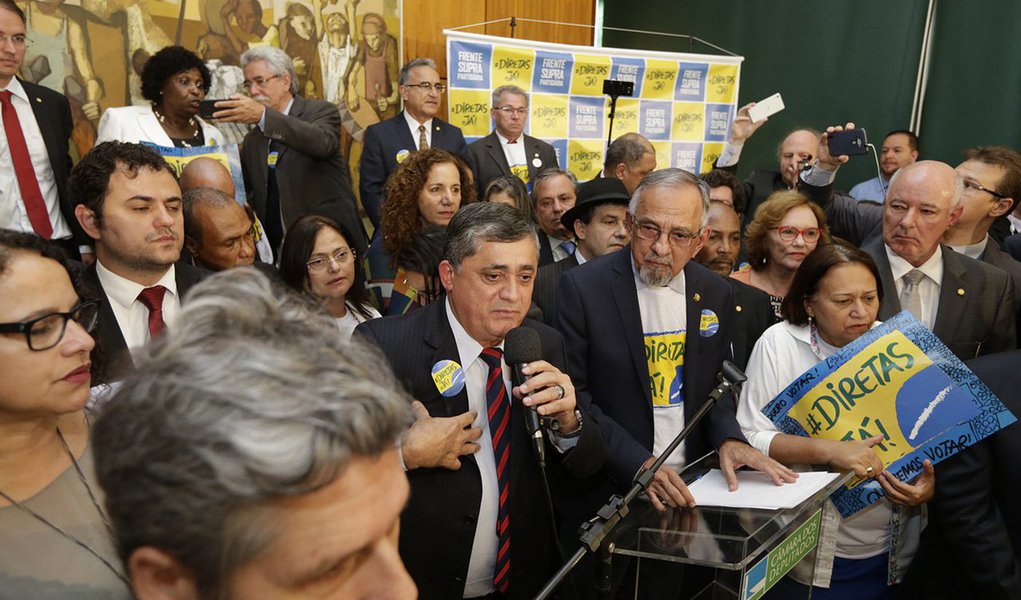 Mais de 55 entidades da sociedade civil, junto com parlamentares de diversos partidos, lançaram no Congresso Nacional nesta quarta-feira 7 a Frente Suprapartidária Nacional pelas Diretas Já; "Essa frente não tem patrão, não tem dono. Não pertence a partido A ou B, pertence à sociedade, ao povo", discursou o deputado José Guimarães (PT-CE), líder da Minoria; "O Congresso escolheria alguém não pensando no que é melhor para o povo, mas que daria continuidade a reformas impopulares", lembrou Alessandro Molon (Rede-RJ) (Foto: Gisele Federicce) Mais de 55 entidades da sociedade civil, junto com parlamentares de diversos partidos, lançaram no Congresso Nacional nesta quarta-feira 7 a Frente Suprapartidária Nacional pelas Diretas Já; "Essa frente não tem patrão, não tem dono. Não pertence a partido A ou B, pertence à sociedade, ao povo", discursou o deputado José Guimarães (PT-CE), líder da Minoria; "O Congresso escolheria alguém não pensando no que é melhor para o povo, mas que daria continuidade a reformas impopulares", lembrou Alessandro Molon (Rede-RJ)