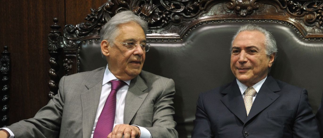 Apesar da pressão, os líderes tucanos 'mais experientes' estão montando uma operação para evitar tomar decisão final sobre o desembarque do PSDB do governo Temer em reunião marcada para segunda-feira (12); após conseguir adiar o encontro que aconteceria na quinta (8), parte dos tucanos costuram uma forma de agradar aos 'cabeças pretas', os deputados mais jovens que defendem a saída imediata do governo entregando os quatro ministérios com os quais são agraciados; ideia inicial era de desembarque 'à moda tucana': mantendo os ministros que se considerassem 'à vontade para ficar no cargo', dando apoio parlamentar à agenda do governo e, ao mesmo tempo, proclamando o rompimento; os 'indecisos' são liderados pelos tucanos da 'velha guarda', como FHC, Geraldo Alckmin e Aécio Neves (Foto: Romulo Faro) Apesar da pressão, os líderes tucanos 'mais experientes' estão montando uma operação para evitar tomar decisão final sobre o desembarque do PSDB do governo Temer em reunião marcada para segunda-feira (12); após conseguir adiar o encontro que aconteceria na quinta (8), parte dos tucanos costuram uma forma de agradar aos 'cabeças pretas', os deputados mais jovens que defendem a saída imediata do governo entregando os quatro ministérios com os quais são agraciados; ideia inicial era de desembarque 'à moda tucana': mantendo os ministros que se considerassem 'à vontade para ficar no cargo', dando apoio parlamentar à agenda do governo e, ao mesmo tempo, proclamando o rompimento; os 'indecisos' são liderados pelos tucanos da 'velha guarda', como FHC, Geraldo Alckmin e Aécio Neves