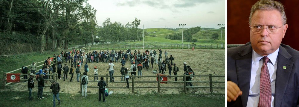 Cerca de cem famílias integrantes do Movimento dos Trabalhadores Rurais Sem terra ocuparam, nesta madrugada, a fazenda do ministro da agricultura, Blairo Maggi, também conhecido como "rei da soja" e acusado de uma série de irregularidades em seus negócios; a ação do MST faz parte da Jornada Nacional de Luta pela Reforma Agrária, que ocupou fazenda de acusados de corrupção em vários pontos do Brasil (Foto: Giuliana Miranda) Cerca de cem famílias integrantes do Movimento dos Trabalhadores Rurais Sem terra ocuparam, nesta madrugada, a fazenda do ministro da agricultura, Blairo Maggi, também conhecido como "rei da soja" e acusado de uma série de irregularidades em seus negócios; a ação do MST faz parte da Jornada Nacional de Luta pela Reforma Agrária, que ocupou fazenda de acusados de corrupção em vários pontos do Brasil