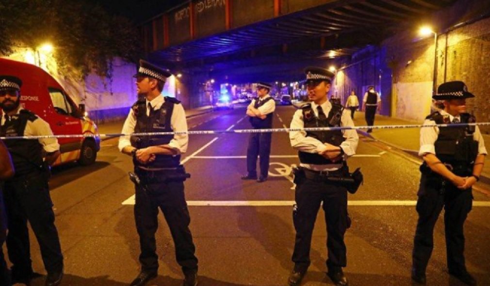 Uma pessoa foi presa após um veículo atropelar pedestres próximos a uma mesquita no Finsbury Park, em Londres, na noite deste domingo; segundo o jornal "Daily Mail", ao menos dez pessoas foram atropeladas; ainda não é possível determinar as circunstâncias do fato, que acontece semanas após três apoiadores do Estado Islâmico jogarem uma van contra pedestres na London Bridge antes de atacar o Borough Market com facas (Foto: José Barbacena) Uma pessoa foi presa após um veículo atropelar pedestres próximos a uma mesquita no Finsbury Park, em Londres, na noite deste domingo; segundo o jornal "Daily Mail", ao menos dez pessoas foram atropeladas; ainda não é possível determinar as circunstâncias do fato, que acontece semanas após três apoiadores do Estado Islâmico jogarem uma van contra pedestres na London Bridge antes de atacar o Borough Market com facas