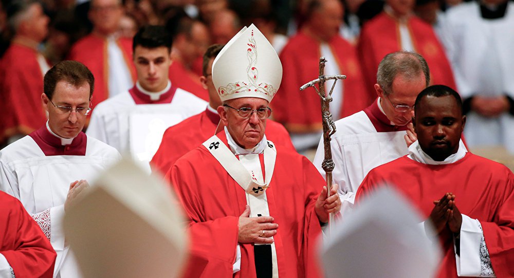 O Vaticano está estudando elaborar uma nova doutrina que excomungaria os católicos que estiveram associados com a máfia e a corrupção; a Santa Sé já realizou a primeira conferência da sua história sobre a luta contra a corrupção e o crime organizado. Promotores, bispos, vítimas de violência e funcionários da Organização das Nações Unidas (ONU) participaram; Vaticano disse em um comunicado neste sábado (17) que é necessário desenvolver uma nova doutrina jurídica da Igreja Católica sobre a "excomunhão por corrupção e associação com a máfia" (Foto: José Barbacena) O Vaticano está estudando elaborar uma nova doutrina que excomungaria os católicos que estiveram associados com a máfia e a corrupção; a Santa Sé já realizou a primeira conferência da sua história sobre a luta contra a corrupção e o crime organizado. Promotores, bispos, vítimas de violência e funcionários da Organização das Nações Unidas (ONU) participaram; Vaticano disse em um comunicado neste sábado (17) que é necessário desenvolver uma nova doutrina jurídica da Igreja Católica sobre a "excomunhão por corrupção e associação com a máfia"