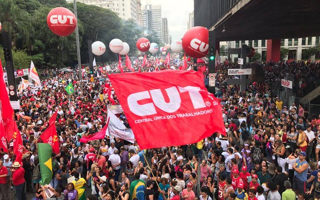 O "assalto", realizado por seis homens fortemente armados, à CUT Ceará, nesta quinta-feira, 20 de julho de 2017, coincidentemente dia do ato em solidariedade ao ex-presidente Luís Inácio Lula da Silva e contra o governo golpista de Michel Temer, nem de longe é um simples assalto. Foi uma ação direcionada contra a entidade, seus dirigentes e o movimento da Frente Brasil Popular para desestabilizar a resistência contra o golpismo, o ódio reacionário da direita e a criminalização dos movimentos sociais (Foto: Paulinho Oliveira) O "assalto", realizado por seis homens fortemente armados, à CUT Ceará, nesta quinta-feira, 20 de julho de 2017, coincidentemente dia do ato em solidariedade ao ex-presidente Luís Inácio Lula da Silva e contra o governo golpista de Michel Temer, nem de longe é um simples assalto. Foi uma ação direcionada contra a entidade, seus dirigentes e o movimento da Frente Brasil Popular para desestabilizar a resistência contra o golpismo, o ódio reacionário da direita e a criminalização dos movimentos sociais