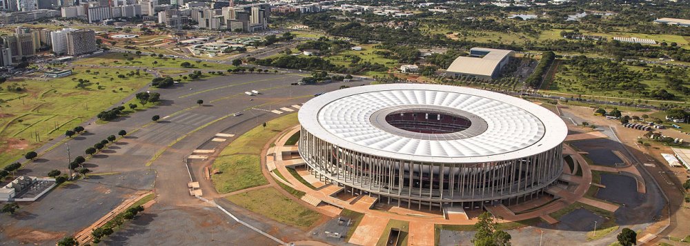 A Procuradoria-Geral do Distrito Federal defenderá Novacap – empresa responsável pela execução das obras públicas no DF – nos processos envolvendo indícios de corrupção na construção do Estádio Nacional Mané Garrincha; por ser uma companhia pública, a Novacap tem departamento jurídico próprio, que também acompanhará todo o trâmite dos processos; de acordo com as investigações da Polícia Federal, a obra pode ter tido um superfaturamento de quase R$ 900 milhões; dois ex-gestores da Novacap chegaram a ser detidos (Foto: Leonardo Lucena) A Procuradoria-Geral do Distrito Federal defenderá Novacap – empresa responsável pela execução das obras públicas no DF – nos processos envolvendo indícios de corrupção na construção do Estádio Nacional Mané Garrincha; por ser uma companhia pública, a Novacap tem departamento jurídico próprio, que também acompanhará todo o trâmite dos processos; de acordo com as investigações da Polícia Federal, a obra pode ter tido um superfaturamento de quase R$ 900 milhões; dois ex-gestores da Novacap chegaram a ser detidos