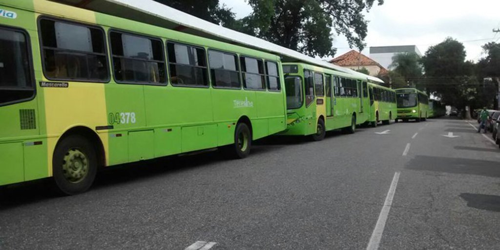 A Superintendência de Transporte e Trânsito (STRANS) anunciou a fusão das linhas 004 – IAPC e 516 – Lourival Parente/Morada Nova – Shopping; a linha IAPC deixa de existir e a linha do Lourival Parente vai sofrer mudança na rota para contemplar os bairros; diretor de transporte público da Strans, Francisco Nogueira, informou que a mudança foi baseada a partir de estudos e observações da situação das linhas; “A gente verificou que o roteiro do IAPC precisava de adequação. Tinha demanda menor que oferta. Mais ônibus que gente. A 516, que passava no mesmo trajeto, tinha mais gente do que ônibus. Como era mesma empresa, a gente fez análise, colocou gente, pesquisou onde sobe e desce os passageiros e chegamos a conclusão que a fusão dessas linhas iria beneficiar todos”, disse (Foto: Leonardo Lucena) A Superintendência de Transporte e Trânsito (STRANS) anunciou a fusão das linhas 004 – IAPC e 516 – Lourival Parente/Morada Nova – Shopping; a linha IAPC deixa de existir e a linha do Lourival Parente vai sofrer mudança na rota para contemplar os bairros; diretor de transporte público da Strans, Francisco Nogueira, informou que a mudança foi baseada a partir de estudos e observações da situação das linhas; “A gente verificou que o roteiro do IAPC precisava de adequação. Tinha demanda menor que oferta. Mais ônibus que gente. A 516, que passava no mesmo trajeto, tinha mais gente do que ônibus. Como era mesma empresa, a gente fez análise, colocou gente, pesquisou onde sobe e desce os passageiros e chegamos a conclusão que a fusão dessas linhas iria beneficiar todos”, disse