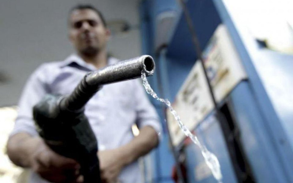 Vários postos de combustíveis de Teresina amanheceram com o preço da gasolina mais caro, em média, R$ 0,45 por litro; eles alegaram a alta de PIS e Cofins nos combustíveis anunciada pelo governo Temer; a gasolina comum, que era vendida a 3,29 a R$ 3,39 passou a custar de R$ 3,70 a R$ 3,90 (Foto: Leonardo Lucena) Vários postos de combustíveis de Teresina amanheceram com o preço da gasolina mais caro, em média, R$ 0,45 por litro; eles alegaram a alta de PIS e Cofins nos combustíveis anunciada pelo governo Temer; a gasolina comum, que era vendida a 3,29 a R$ 3,39 passou a custar de R$ 3,70 a R$ 3,90