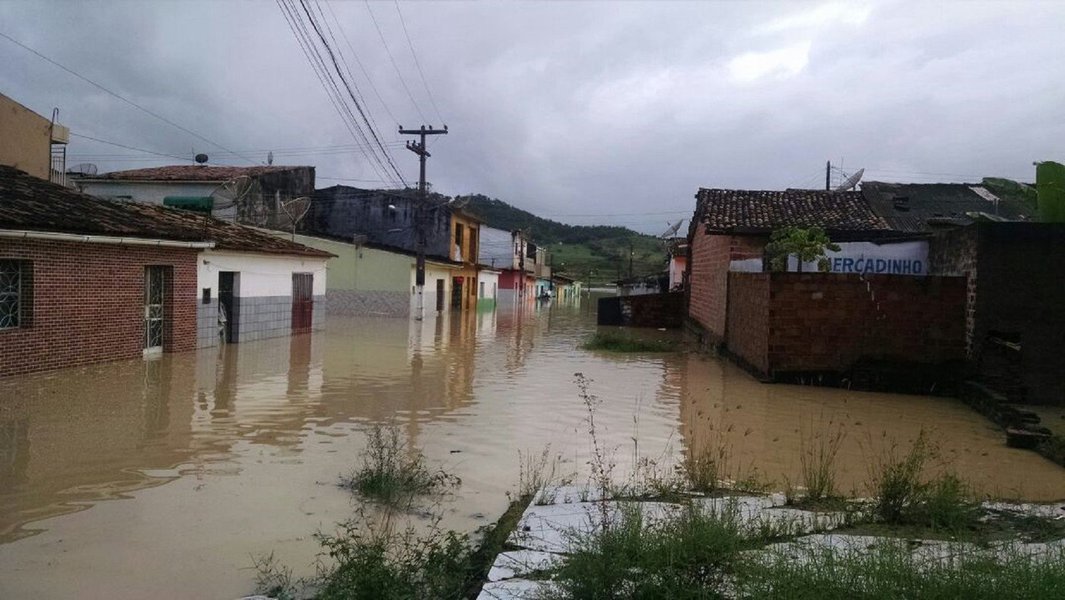 Até o fim deste mês, Alagoas estará em estado de emergência para a leptospirose, em decorrência do pós-enchente; é o período médio de incubação da doença que dura trinta dias, desde a contaminação; do dia 30 de maio a 19 de junho, a Secretaria de Estado da Saúde (Sesau) notificou 55 casos suspeitos, desses, nove evoluíram para óbito, com cinco deles confirmados (Foto: Voney Malta) Até o fim deste mês, Alagoas estará em estado de emergência para a leptospirose, em decorrência do pós-enchente; é o período médio de incubação da doença que dura trinta dias, desde a contaminação; do dia 30 de maio a 19 de junho, a Secretaria de Estado da Saúde (Sesau) notificou 55 casos suspeitos, desses, nove evoluíram para óbito, com cinco deles confirmados