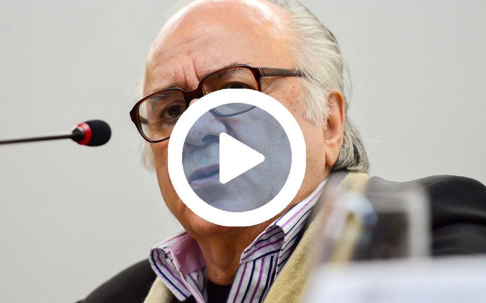 A afirmação é do sociólogo português Boaventura de Sousa Santos, que esteve em Porto Alegre; o que está acontecendo no Brasil, a partir do golpe parlamentar contra Dilma Rousseff é o caso paradigmático de uma intervenção externa, motivada principalmente pelo fato de que o país era uma das forças importantes dos Brics, em aliança com China e Rússia, que tentavam construir uma articulação alternativa ao capitalismo global sob dominação dos Estados Unidos, avalia; "Será preciso defender a democracia no Brasil, mas, devido ao comportamento das instituições, será preciso defendê-la nas ruas" (Foto: Leonardo Lucena) A afirmação é do sociólogo português Boaventura de Sousa Santos, que esteve em Porto Alegre; o que está acontecendo no Brasil, a partir do golpe parlamentar contra Dilma Rousseff é o caso paradigmático de uma intervenção externa, motivada principalmente pelo fato de que o país era uma das forças importantes dos Brics, em aliança com China e Rússia, que tentavam construir uma articulação alternativa ao capitalismo global sob dominação dos Estados Unidos, avalia; "Será preciso defender a democracia no Brasil, mas, devido ao comportamento das instituições, será preciso defendê-la nas ruas"